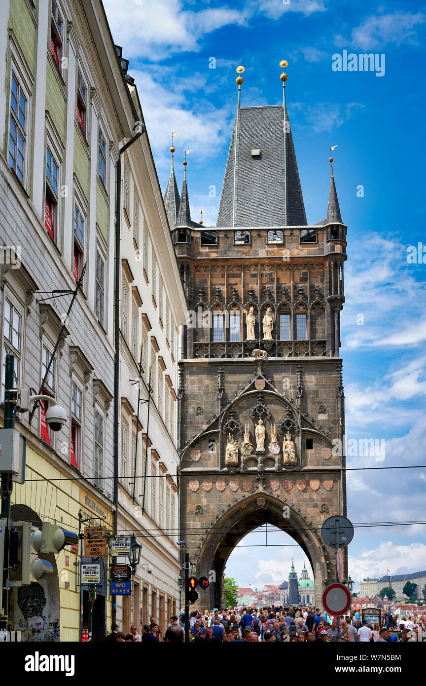 In Prag in der Tschechischen Republik. Der Altstädter Brückenturm an der Karlsbrücke Stockfoto