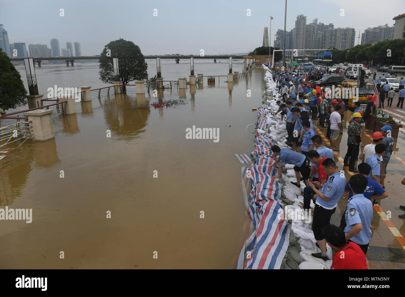 Von Sandsäcken aufgestaut, Überschwemmungen durch starken Regen entlang dem Fluss Xiangjiang in Changsha Stadt verursacht, Chinas Provinz Hunan zu blockieren, vom 2. Juli 2017. Stockfoto