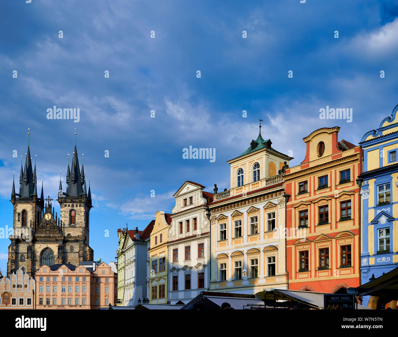 In Prag in der Tschechischen Republik. Die gotische Kirche der Muttergottes vor dem Tyn in Old Town Square Stockfoto