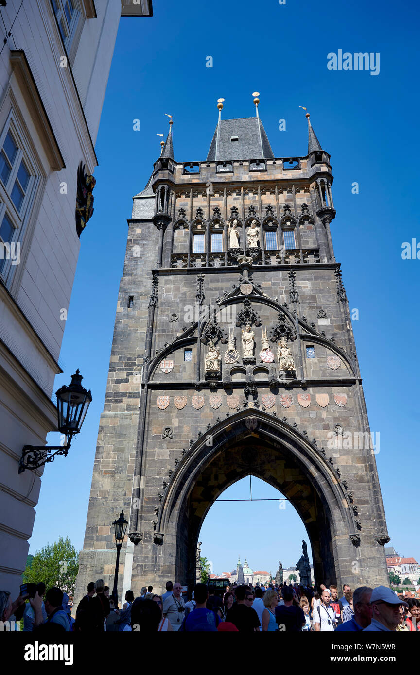 In Prag in der Tschechischen Republik. Der Altstädter Brückenturm an der Karlsbrücke Stockfoto