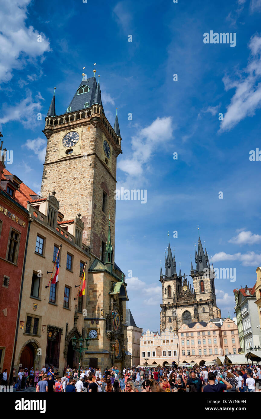 In Prag in der Tschechischen Republik. Die gotische Kirche der Muttergottes vor dem Tyn in Old Town Square und das alte Rathaus Stockfoto