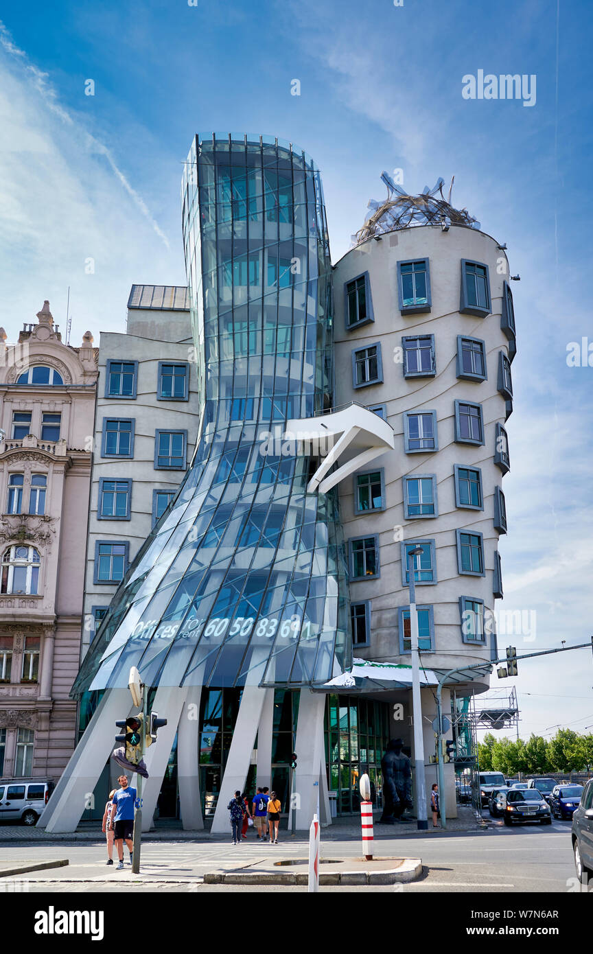 In Prag in der Tschechischen Republik. Das Tanzende Haus von Frank Gehry Stockfoto