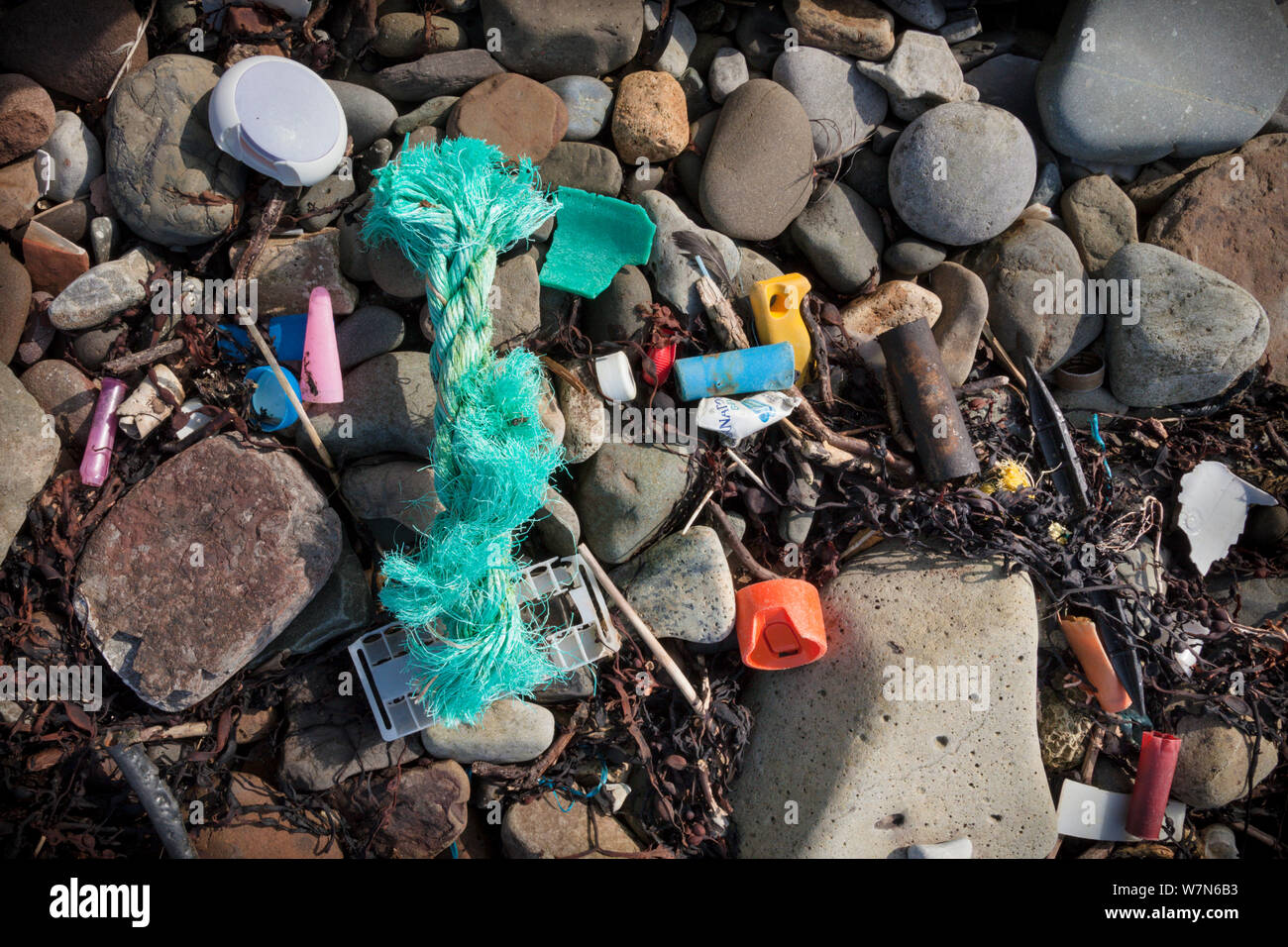 Müll an einem Strand. Isle of Skye, Innere Hebriden, Schottland, UK, März 2012. Stockfoto