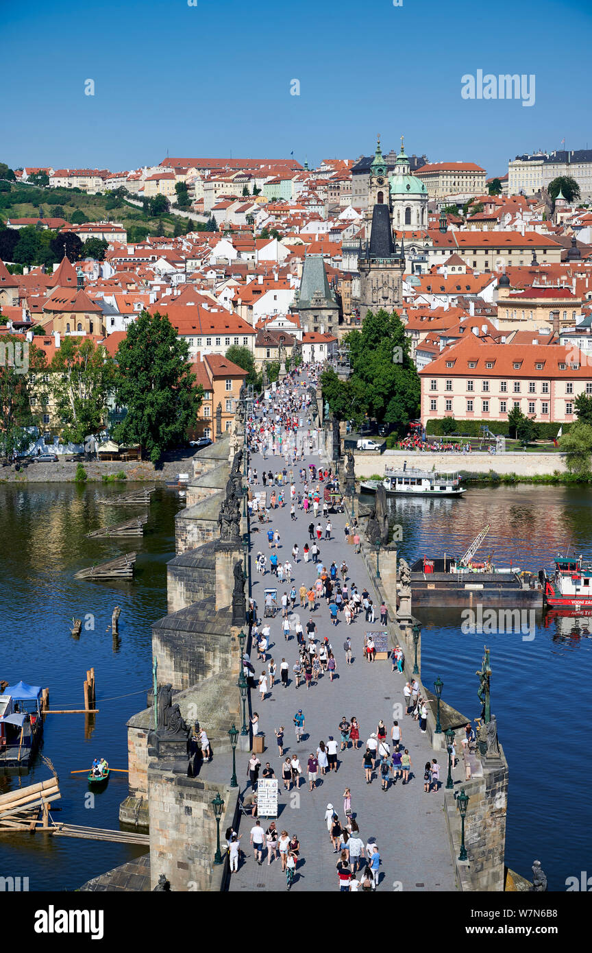 In Prag in der Tschechischen Republik. Luftaufnahme der Burg (hrad), die Moldau und die Karlsbrücke Stockfoto