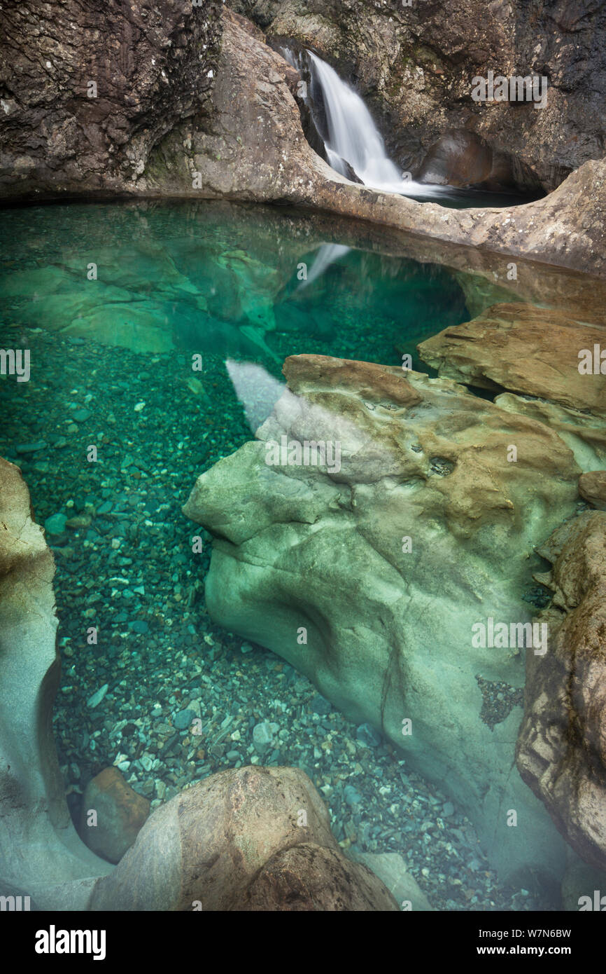 Die Fee Pools, eine Reihe von klaren Pools erstellt von der allt Kokos 'a' Mhadaidh Fluss wie Kaskaden hinunter vom Cullin Hills. Glen Spröde, Isle of Skye, Innere Hebriden, Schottland, UK, März 2012. Stockfoto