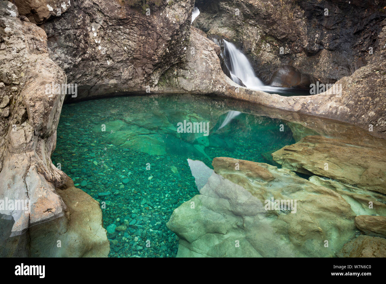 Die Fee Pools, eine Reihe von klaren Pools erstellt von der allt Kokos 'a' Mhadaidh Fluss wie Kaskaden hinunter vom Cullin Hills. Glen Spröde, Isle of Skye, Innere Hebriden, Schottland, UK, März 2012. Stockfoto