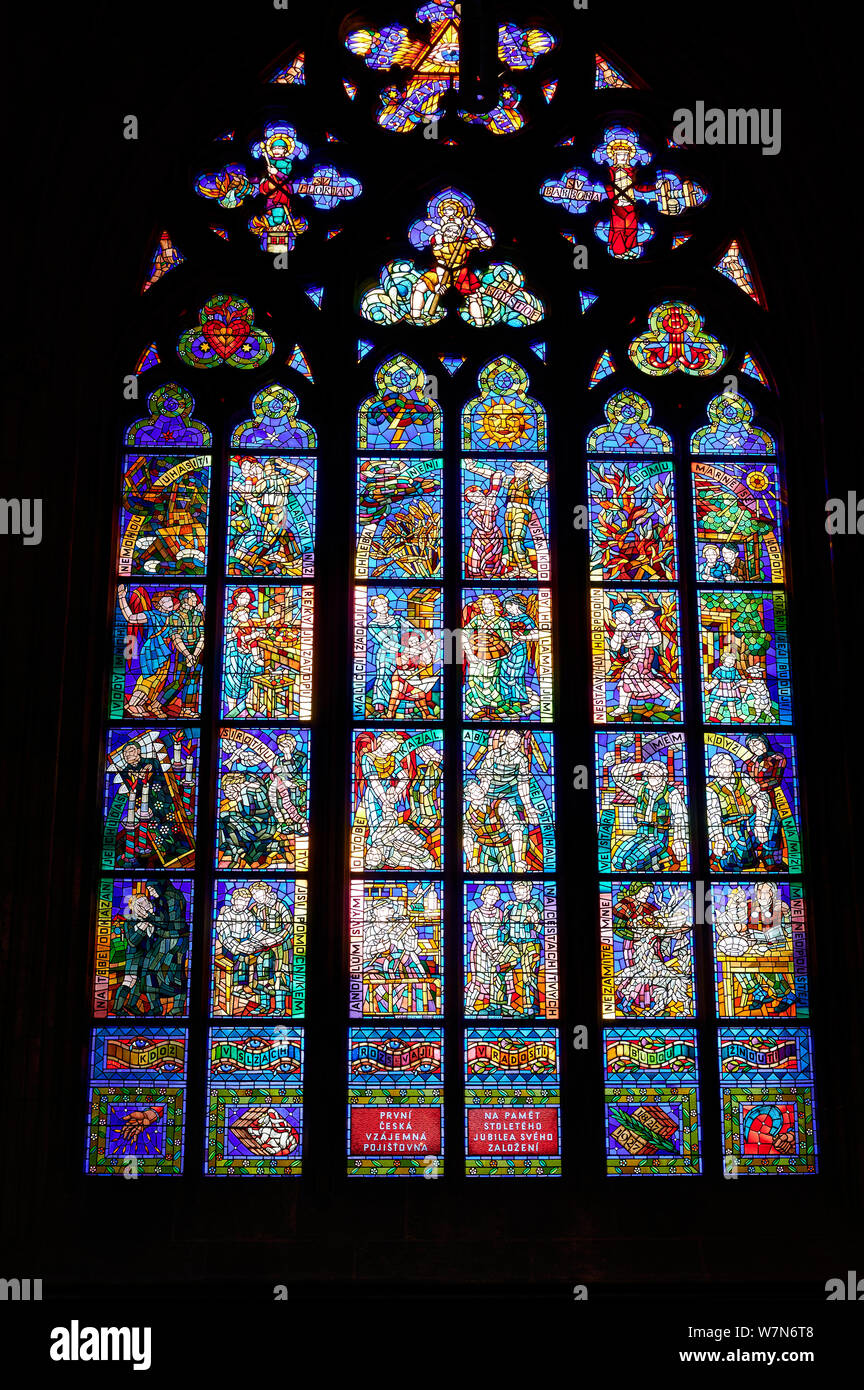 In Prag in der Tschechischen Republik. Glasmalereien in St. Veitsdom in der Prager Burg Stockfoto
