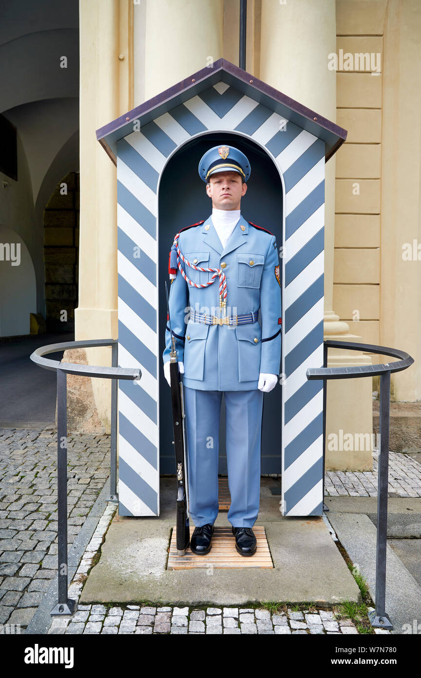 In Prag in der Tschechischen Republik. Die Wache am Eingang der Burg Stockfoto