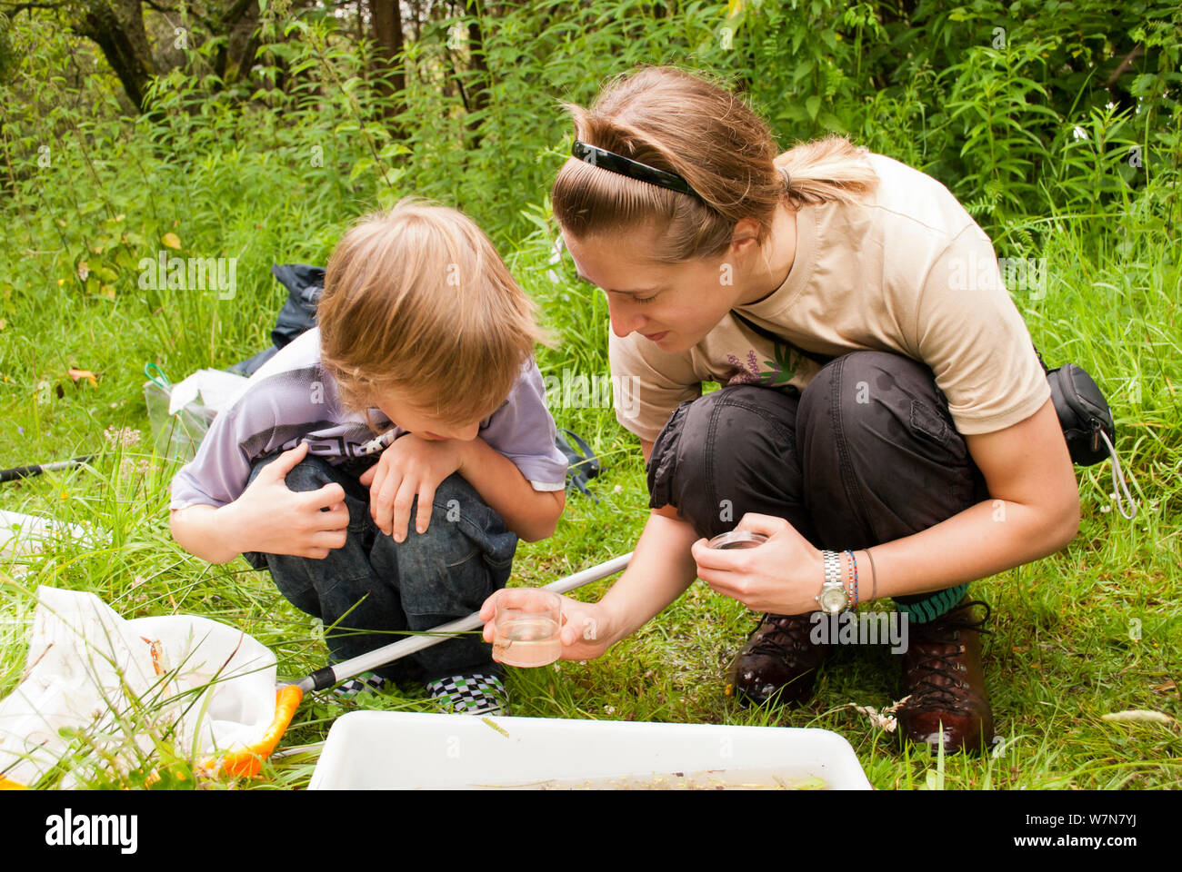 Frau und Mann in jar während Teich Eintauchen auf einem Froglife Reptilien- und Amphibien, Palacerigg Country Park, Cumbernauld, North Lanarkshire, Schottland, Großbritannien, Juli 2011. VISION 2020 Buch. Stockfoto