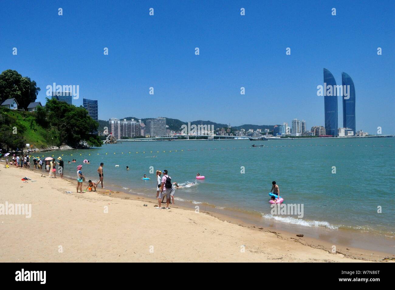 ---- Touristen Sonnenschein an einem Strand auf der Insel Gulangyu genießen in Xiamen Stadt im Südosten der chinesischen Provinz Fujian, den 2. August 2015. Die 41Th session Stockfoto