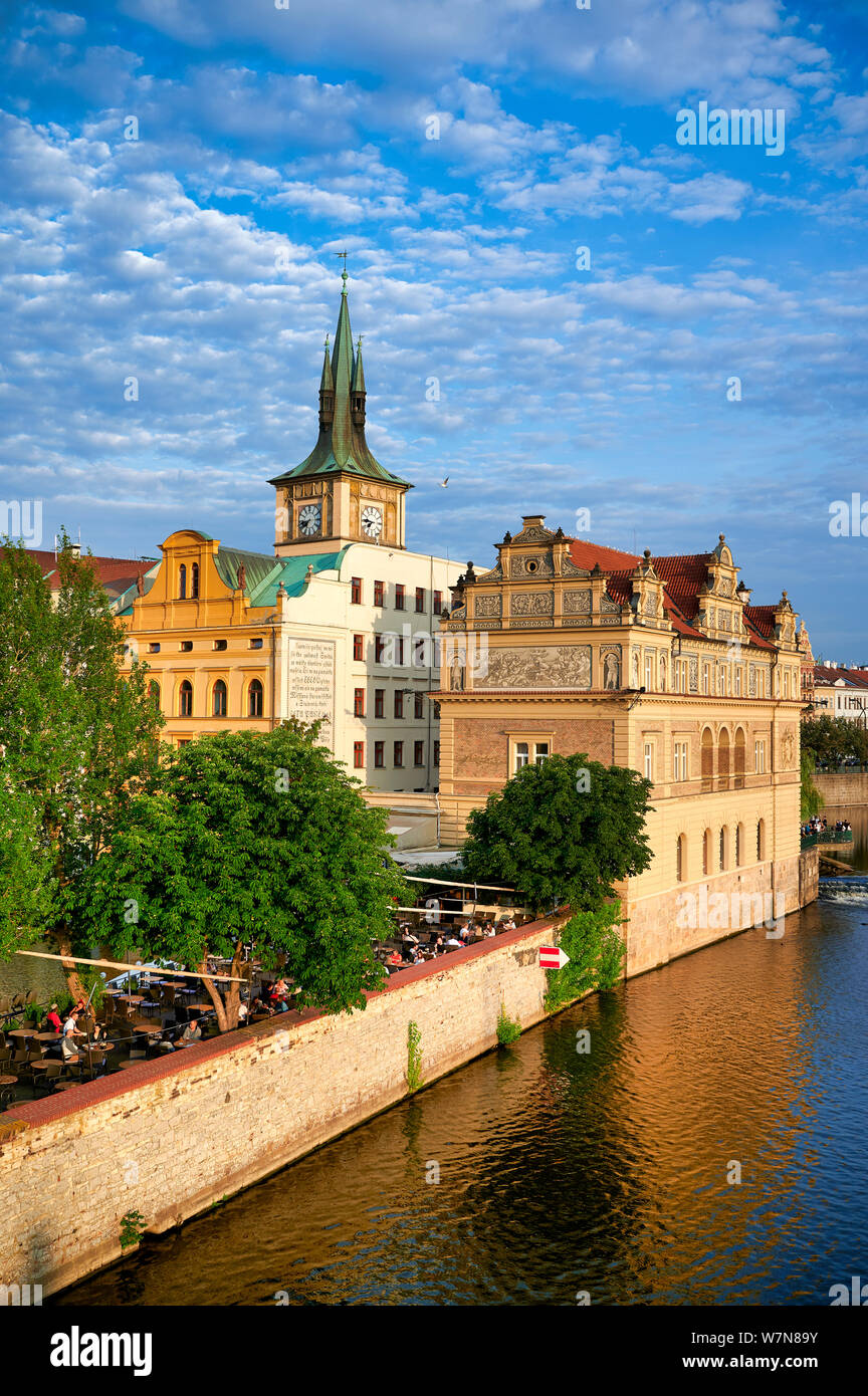 In Prag in der Tschechischen Republik. Alte historische Gebäude am Ufer der Moldau (Vltava) Stockfoto
