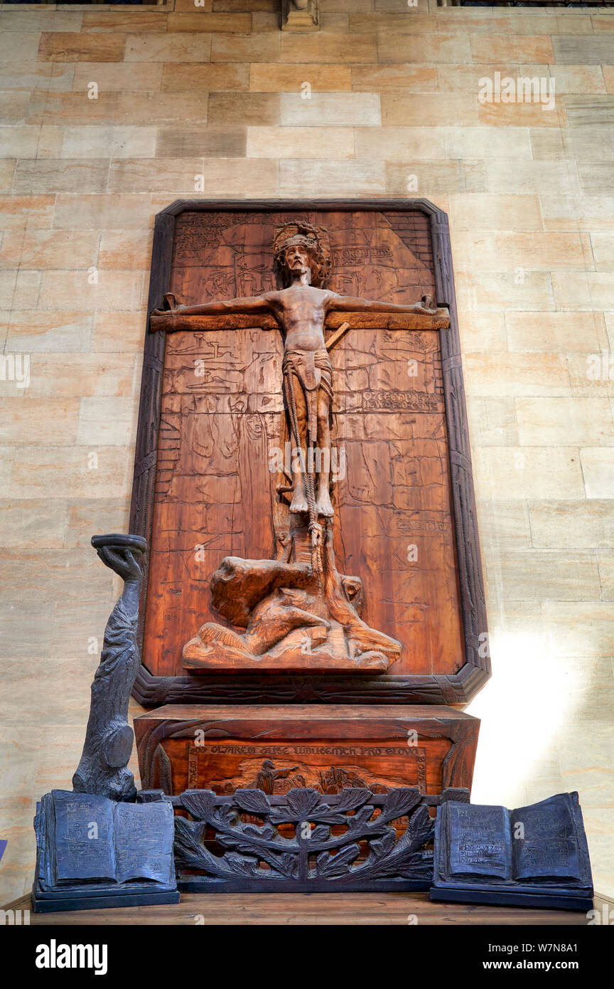 In Prag in der Tschechischen Republik. St. Veitsdom in der Prager Burg. Eine aus Holz geschnitzte Skulptur Christus Stockfoto