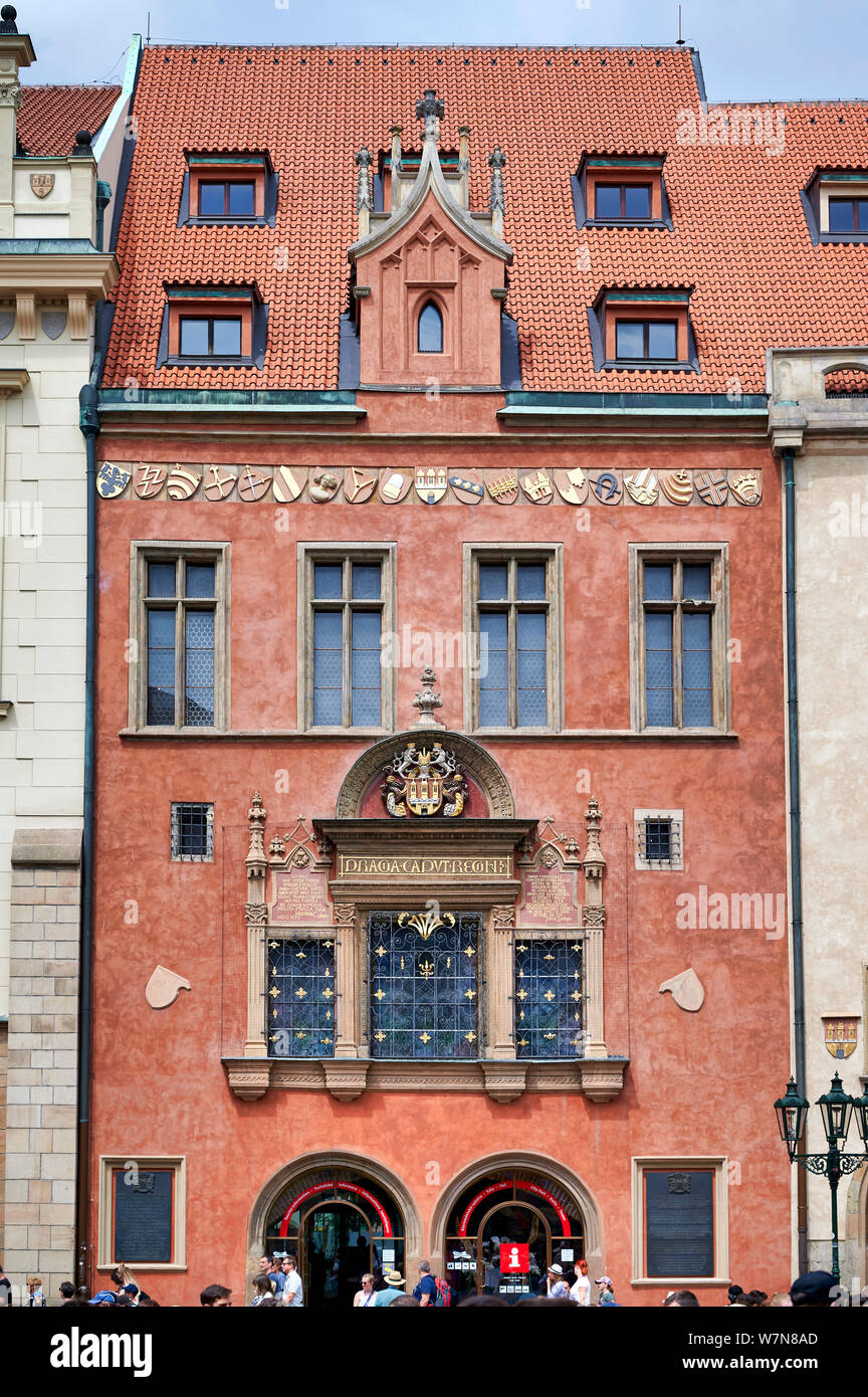 In Prag in der Tschechischen Republik. Historische verzierte Fassade in der Altstadt Stockfoto
