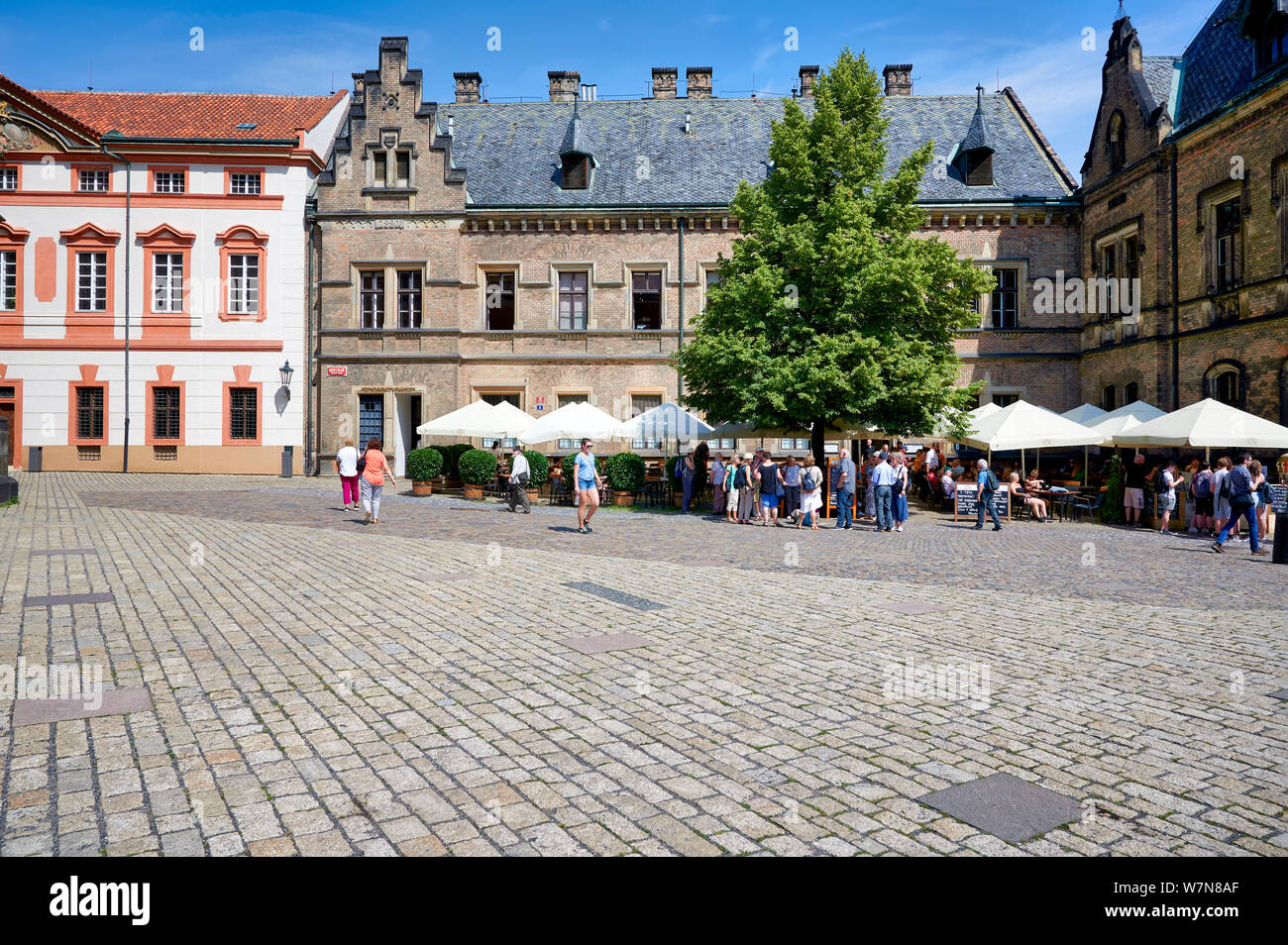 In Prag in der Tschechischen Republik. Der Schlossplatz Stockfoto