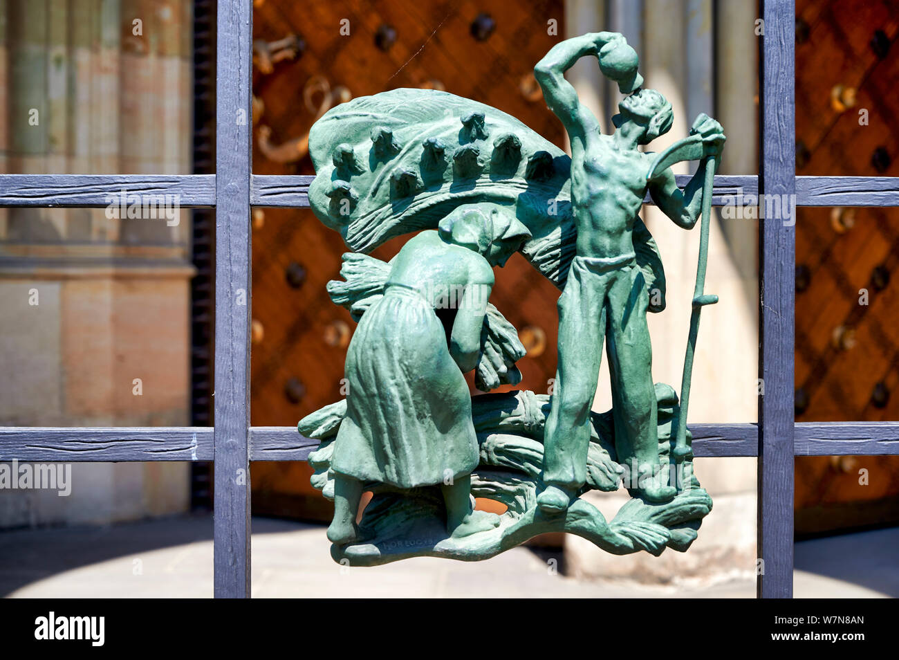 In Prag in der Tschechischen Republik. St. Veitsdom in der Prager Burg. Skulpturen am Eingang Stockfoto