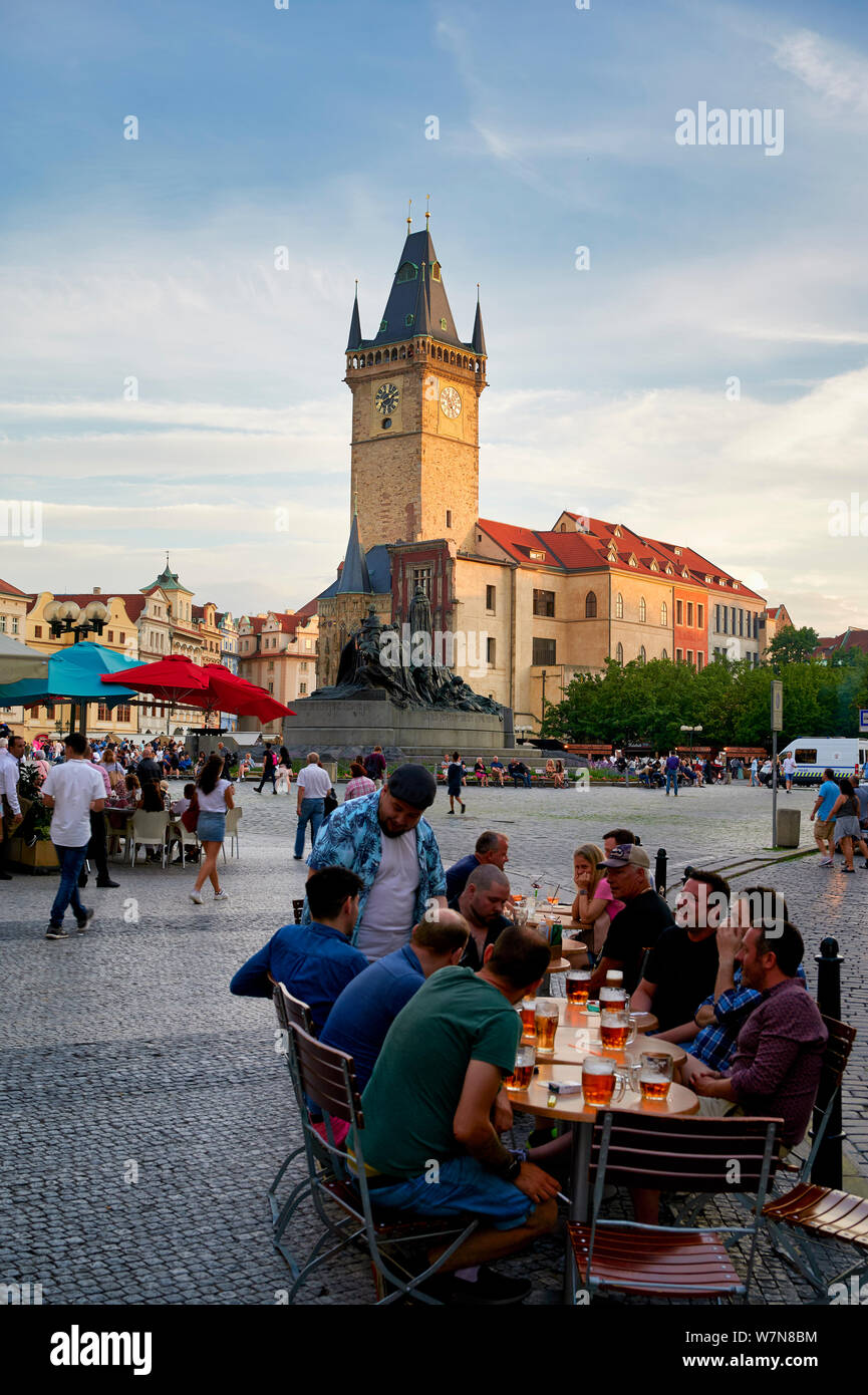 In Prag in der Tschechischen Republik. Mit einem Bier durch das Alte Rathaus in der Altstadt Stockfoto