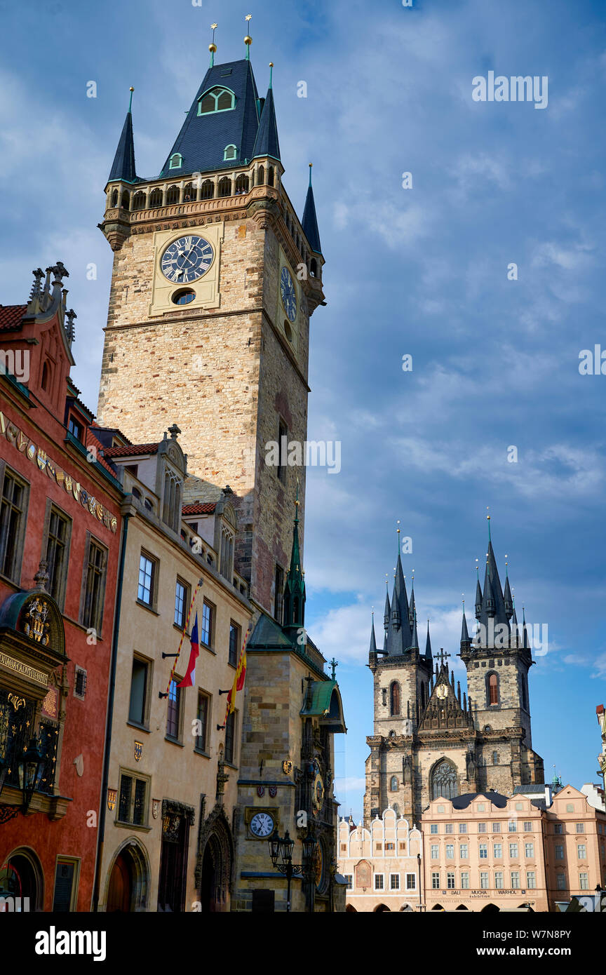 In Prag in der Tschechischen Republik. Die gotische Kirche der Muttergottes vor dem Tyn in Old Town Square und das Alte Rathaus Stockfoto