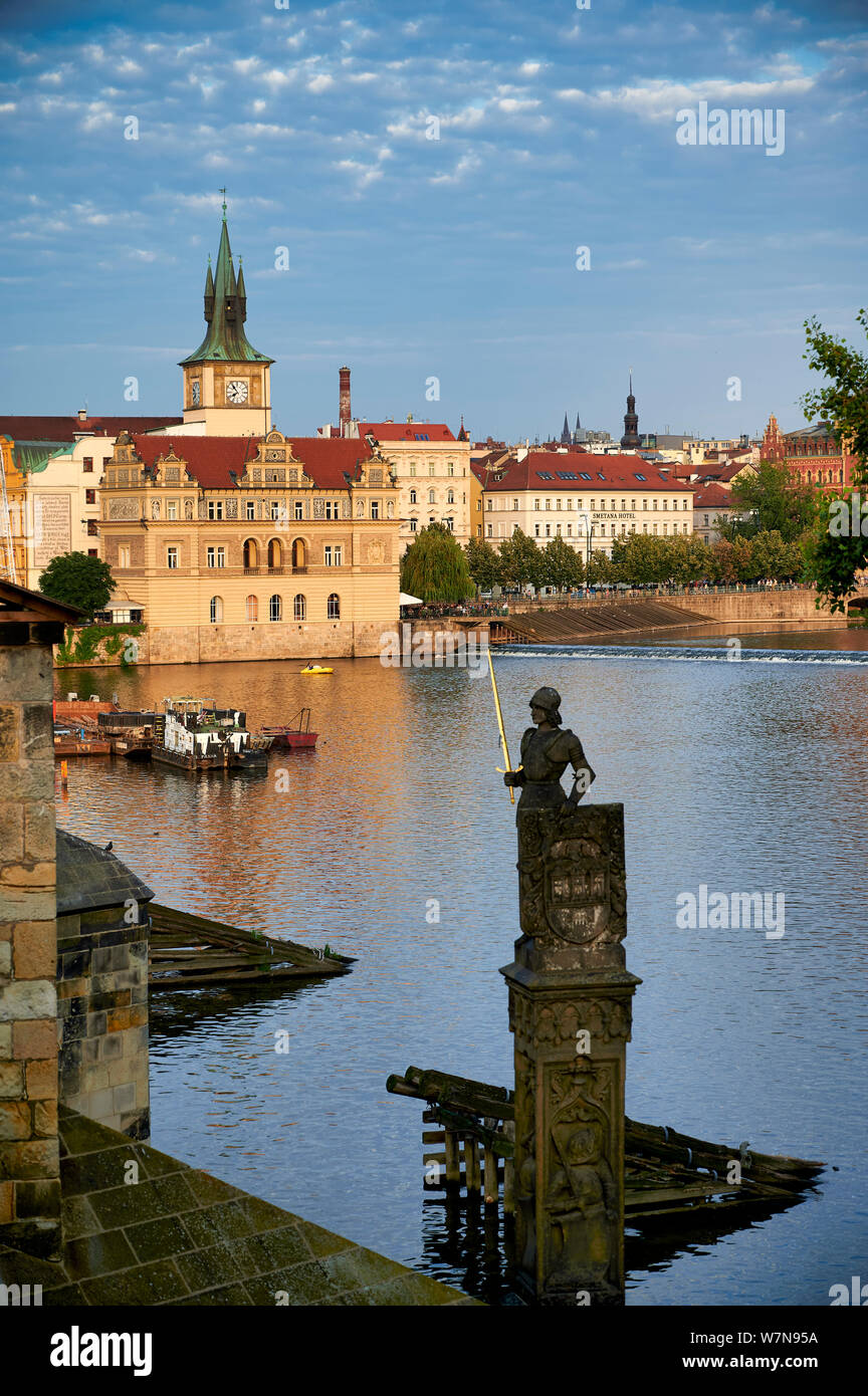 In Prag in der Tschechischen Republik. Alte historische Gebäude am Ufer der Moldau (Vltava) Stockfoto