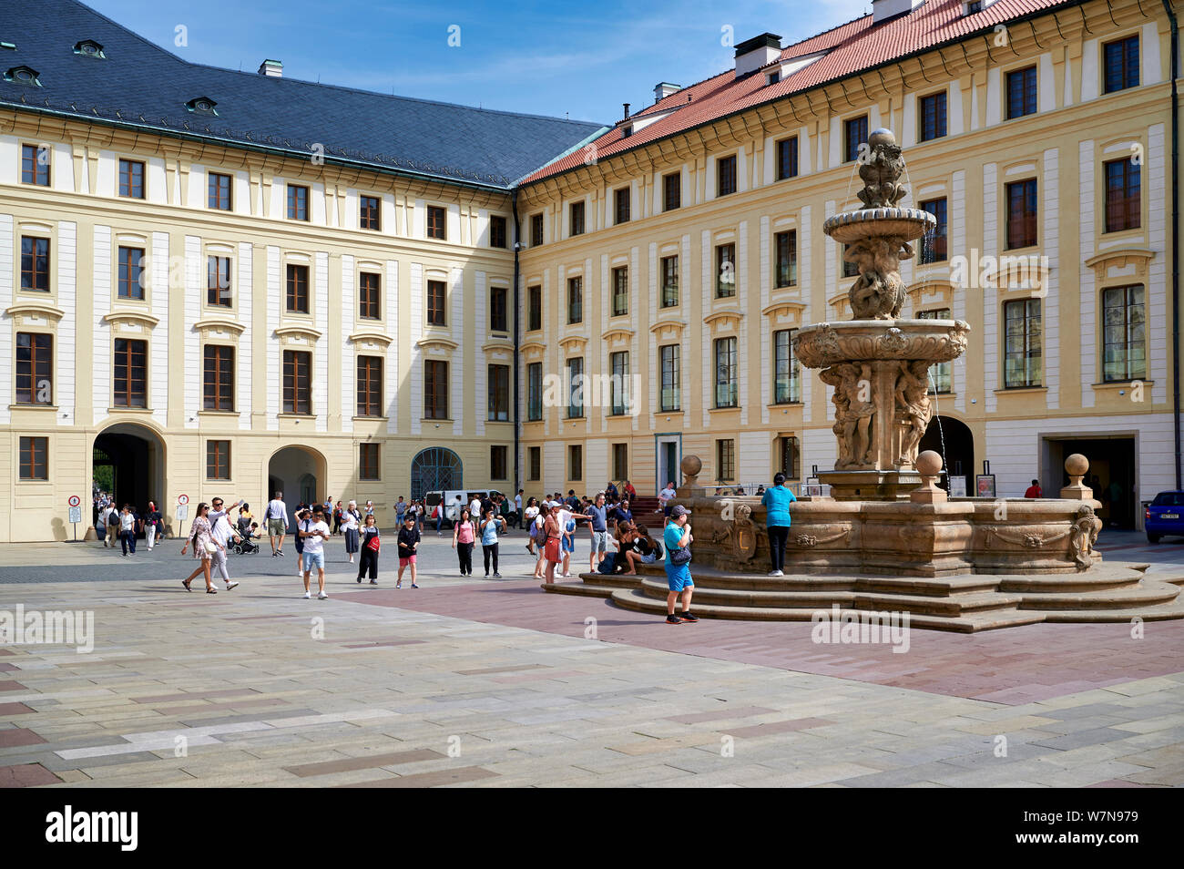 In Prag in der Tschechischen Republik. Helmut Kohl ist der Brunnen vor dem Schloss Stockfoto
