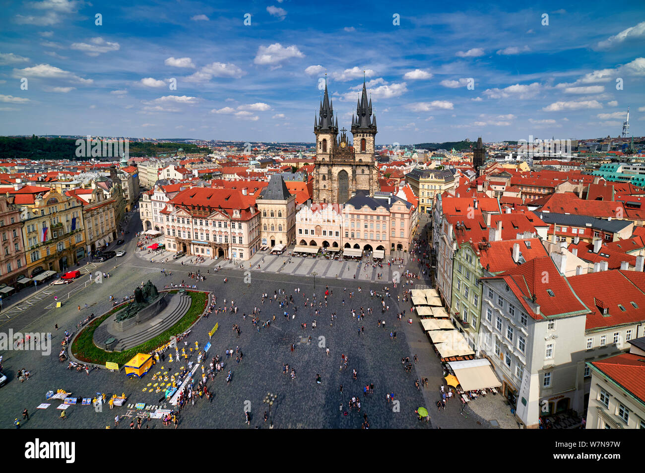 In Prag in der Tschechischen Republik. Luftbild der Altstadt. Die gotische Kirche der Muttergottes vor dem Tyn in Old Town Square Stockfoto