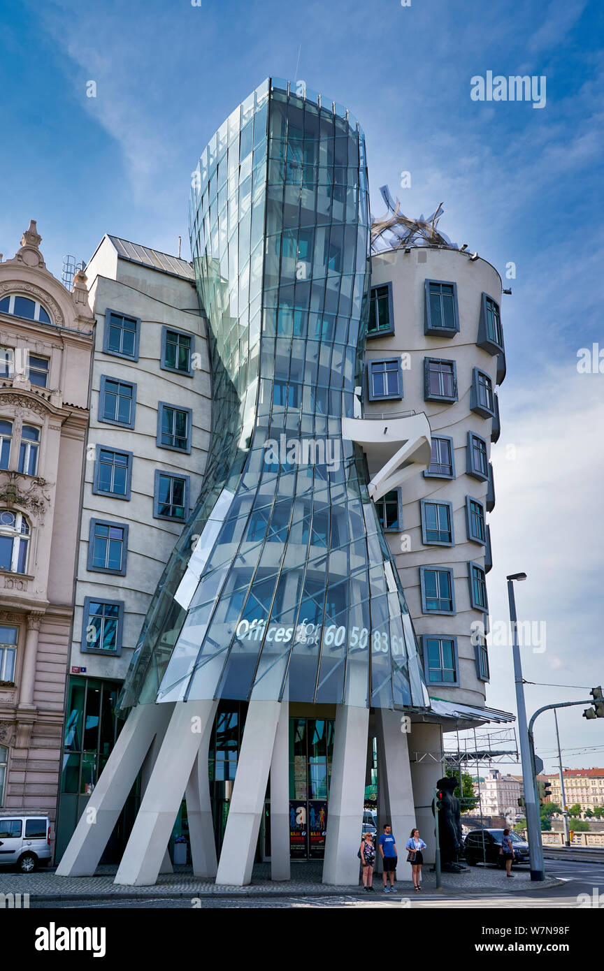 In Prag in der Tschechischen Republik. Das Tanzende Haus von Frank Gehry Stockfoto