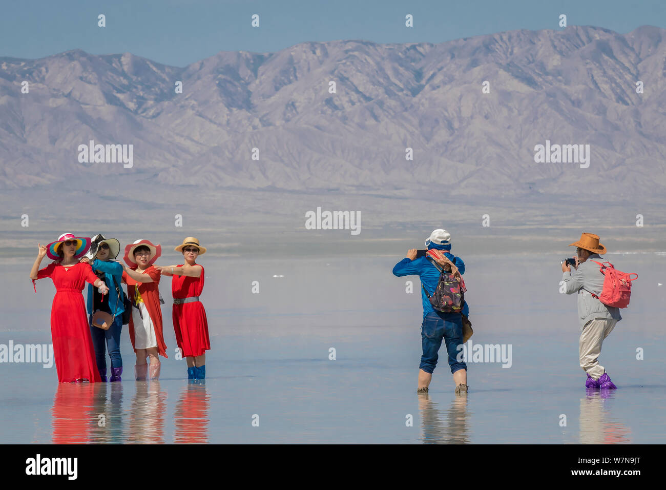 Touristen Fotos machen, als sie die Chaka Salzsee in Ulan County, Haixi der Mongolen und Tibetischen Autonomen Präfektur, Nordwesten Chinas Qinghai provi besuchen Stockfoto