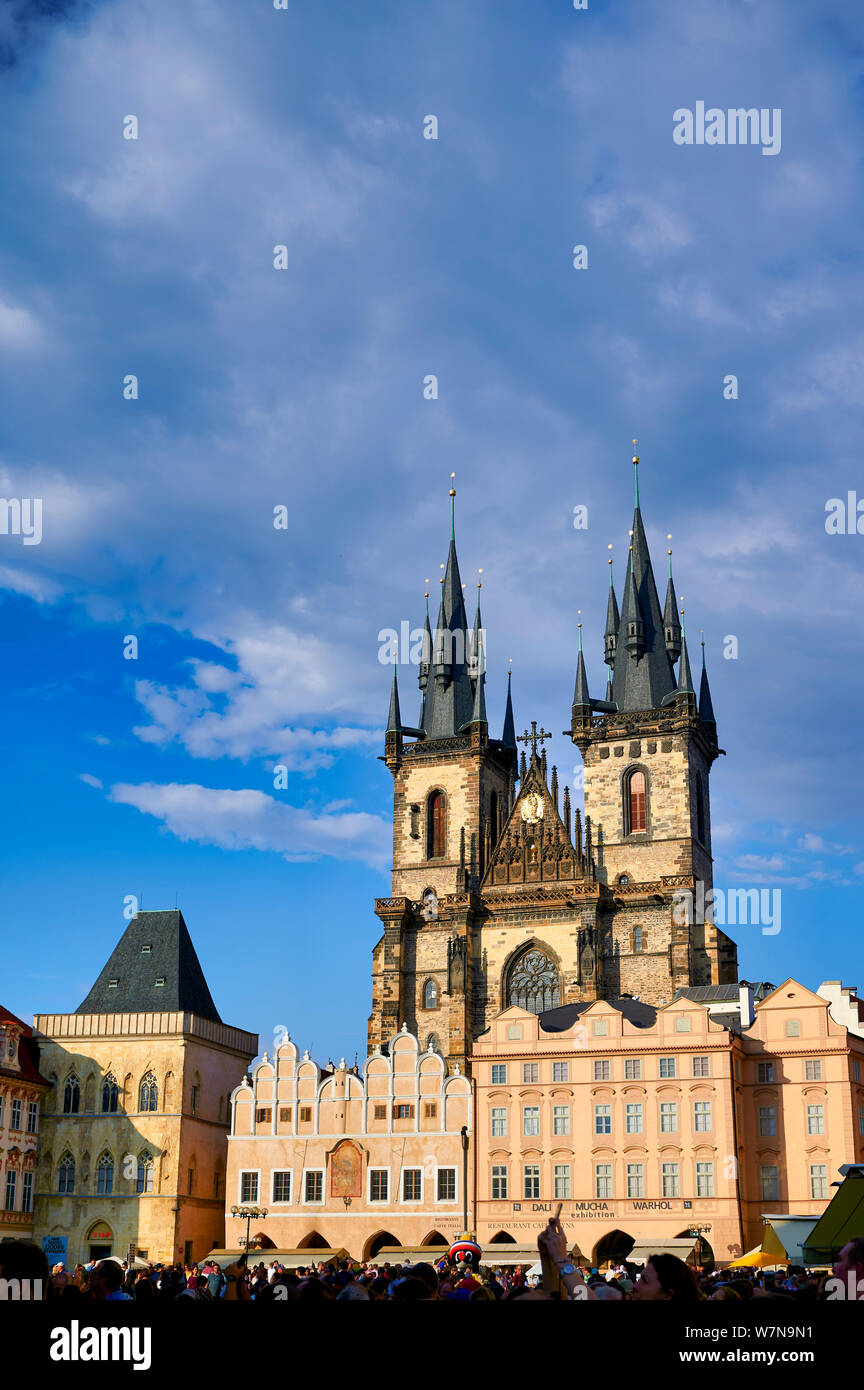 In Prag in der Tschechischen Republik. Die gotische Kirche der Muttergottes vor dem Tyn in Old Town Square Stockfoto