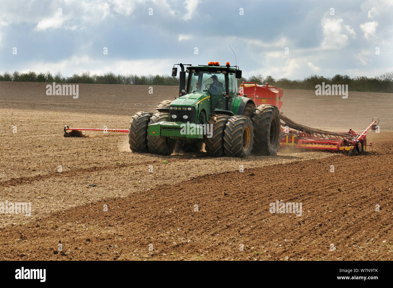 UK Ackerbau, Traktor mit Saatgut, Bohren, Bohren Sommergerste, Mai Stockfoto