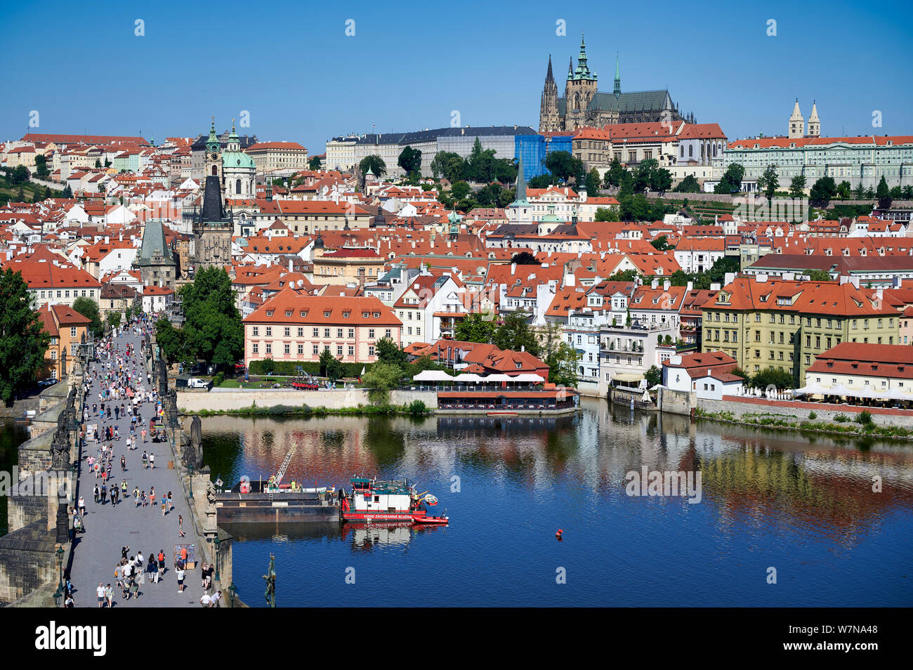 In Prag in der Tschechischen Republik. Luftaufnahme der Burg (hrad), die Moldau und die Karlsbrücke Stockfoto