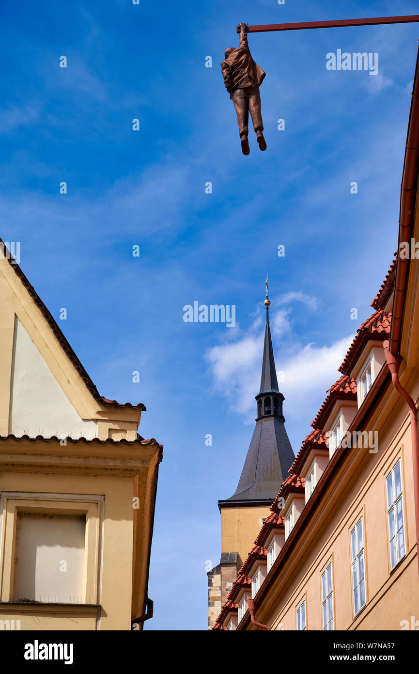 In Prag in der Tschechischen Republik. Mann heraus hängen. ein Kunstwerk von David Cerny in der Altstadt, die Sigmund Freud Stockfoto