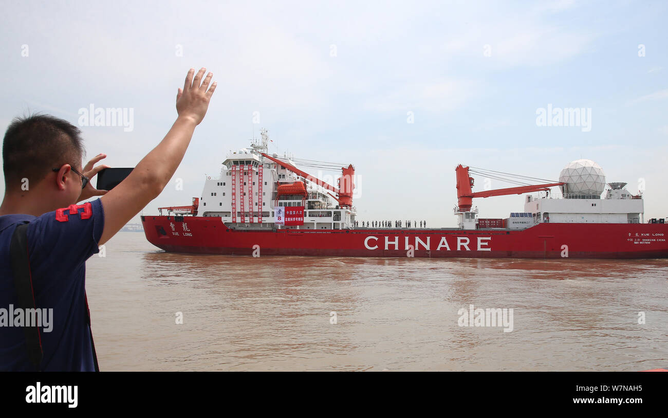 China's Eisbrecher Xuelong oder Snow Dragon, hinterlässt einen Port für 8 Expedition der Nation, die in der Arktis in Shanghai, China, 20. Juli 2017. Chinas Stockfoto