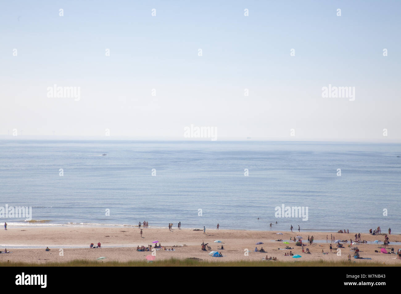 Egmond aan Zee, Niederlande - Baden am Strand in der Sonne glitzernden (high key Exposition) Stockfoto