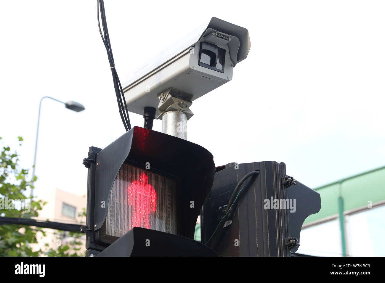 Blick auf eine elektronische Polizei gerät zu Jaywalkers auf Kamera an einer Kreuzung in Shanghai, China, 6. Juli 2017. Shanghai Verkehr Polizei s Stockfoto