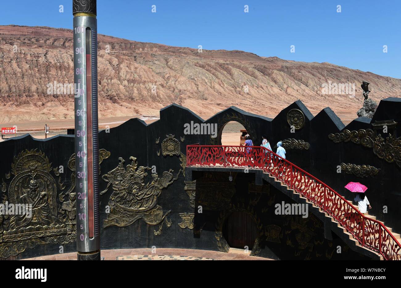 Ein riesiger Thermometer mit Anzeige der aktuellen Außentemperatur erreichen 88 Grad Celsius am Fuße des Huoyan (Flaming) Berg in Turpan Becken, Stockfoto