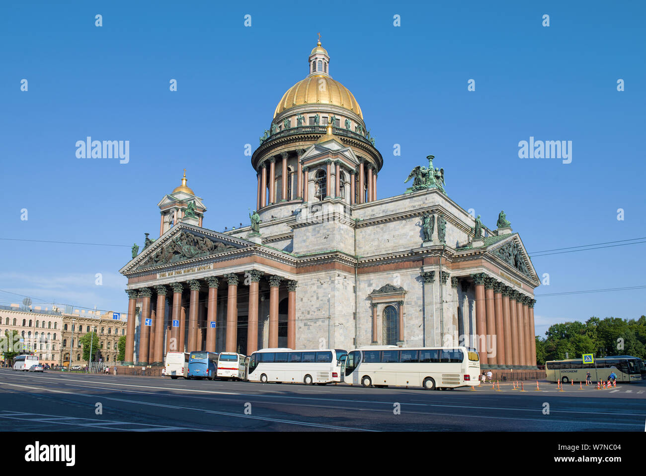 ST. PETERSBURG, Russland - Juli 25, 2019: Touristische Busse an der St. Isaac Kathedrale Gebäude im solar Juli morgen Stockfoto