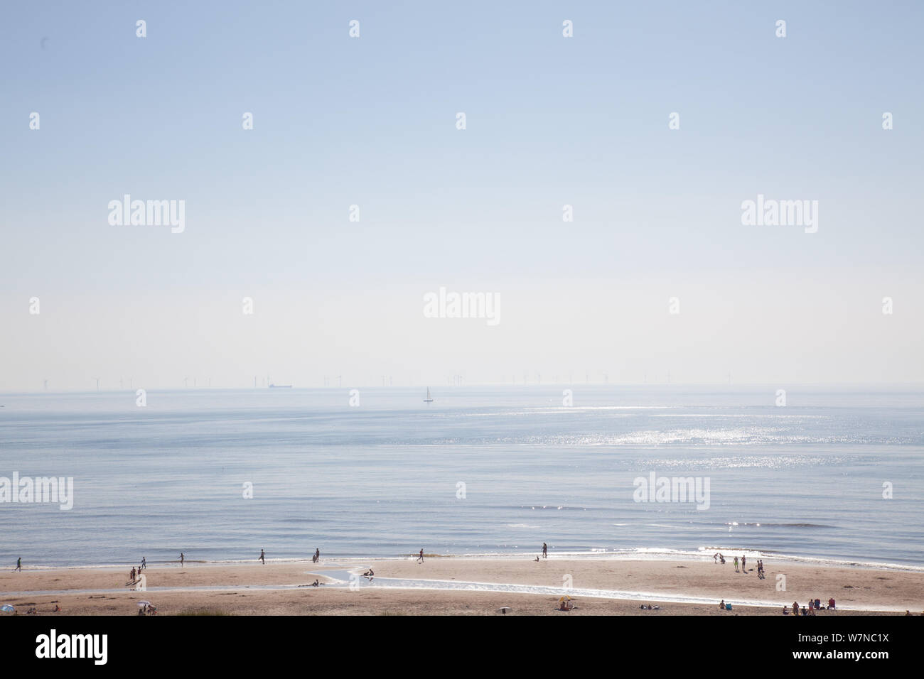 Egmond aan Zee, Niederlande - Baden am Strand in der Sonne glitzernden (high key Exposition) Stockfoto