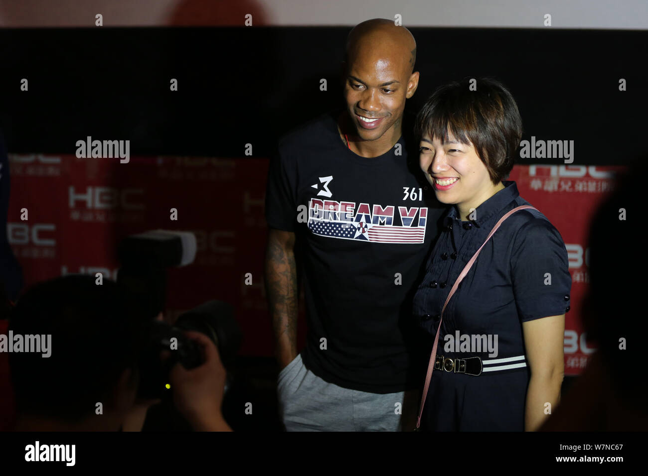 American Basketball player Xavier Stephon Marbury, Links, Posen für Fotos mit einem Ventilator während einer Werbeveranstaltung für neuen Film ''Ich bin Marbury'' in Shen Stockfoto