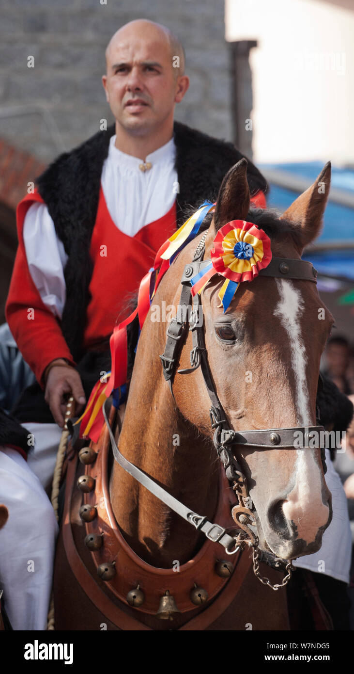 Traditionell gekleidete Reiter paradieren während der Madonna dei Martiri Festival, in Fonni, Nuoro, Sardinien, Italien. Stockfoto