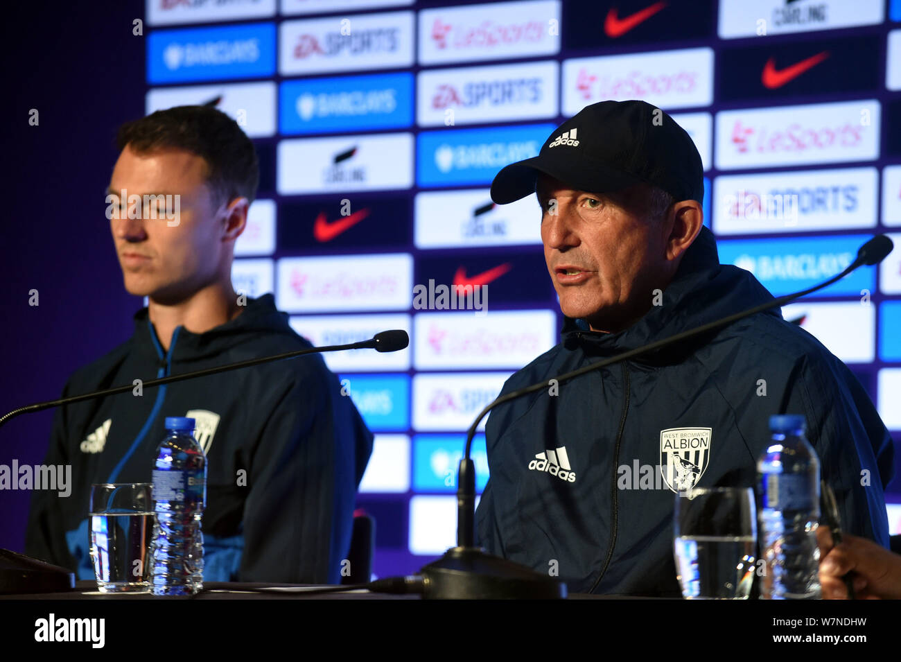 Head Coach Tony Pulis, rechts, und Nordirischer Fußballspieler Jonny Evans von West Bromwich Albion F.C. eine Pressekonferenz für die 2017 Premi teilnehmen Stockfoto