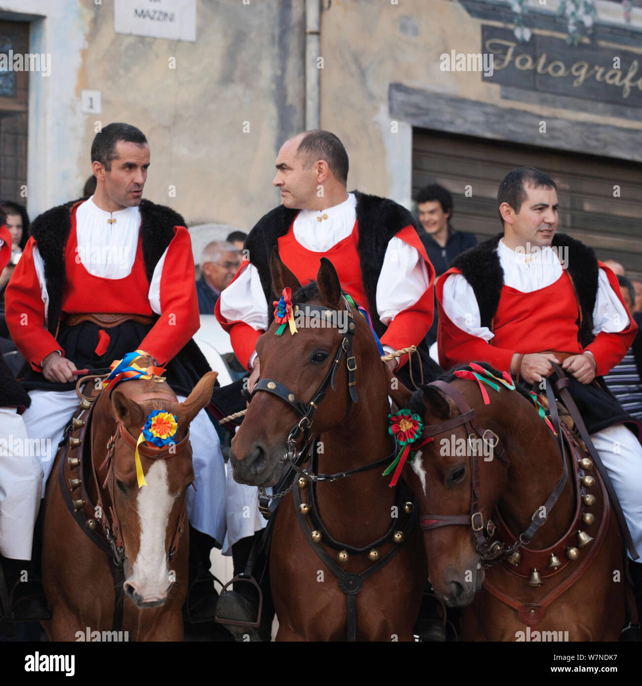 Traditionell gekleidete Reiter während der Madonna dei Martiri Festival paradieren, in Fonni, Nuoro, Sardinien, Italien. Stockfoto