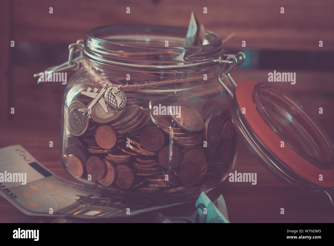 Konzept der Geld sparen ina Glas transparent Sparschwein für nex Reisen und Urlaub Sommer Urlaub - Europa Euro Münze und Papier Stockfoto