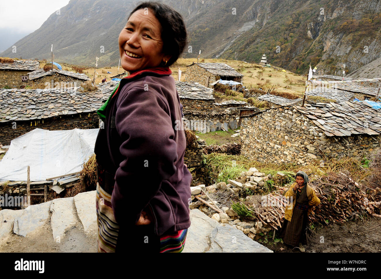 Frauen lächeln, Samdo (3.690 m). Manaslu Conservation Area, Himalaya, Nepal, Oktober 2009. Stockfoto