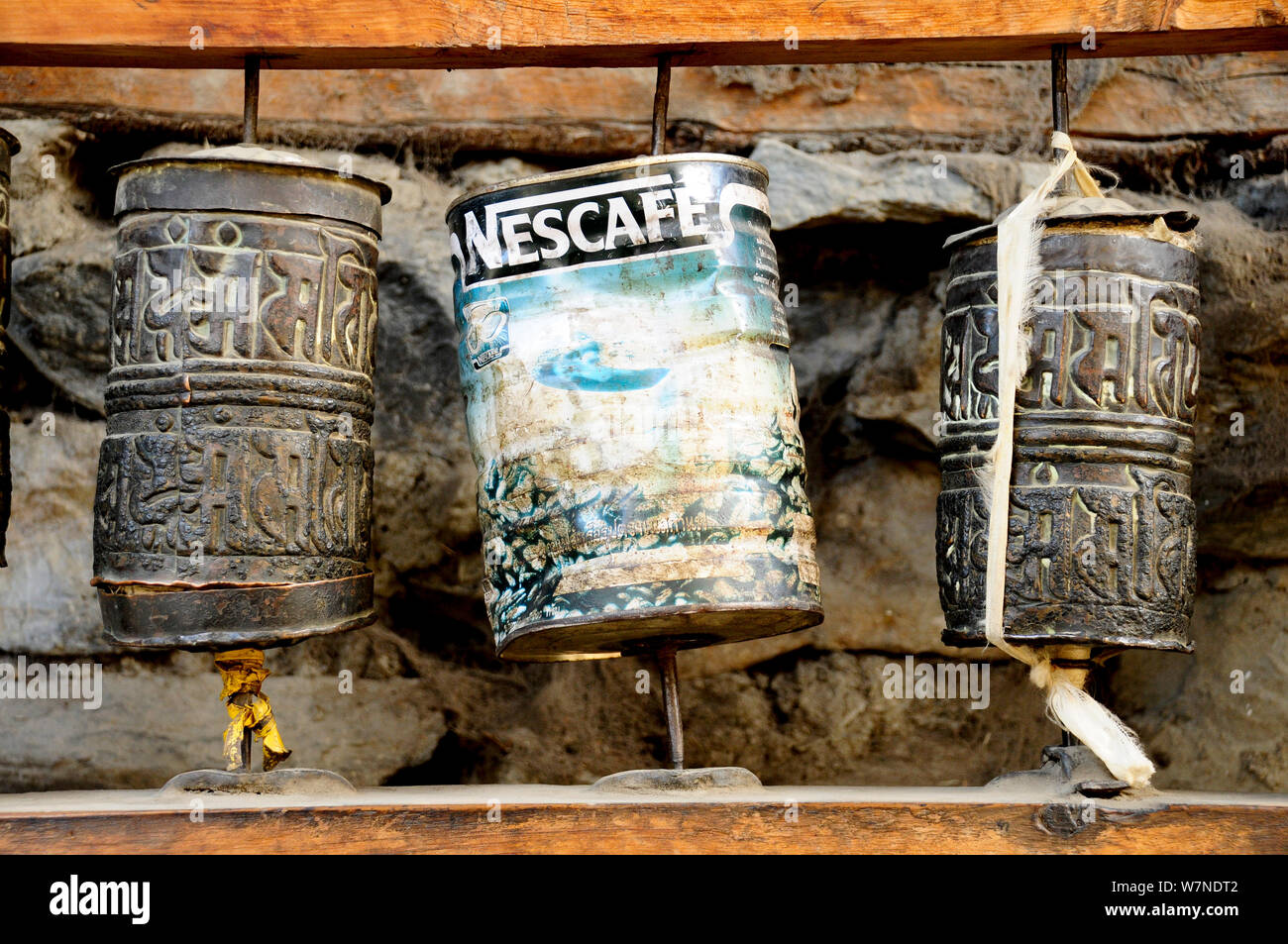 Buddhistische Gebetsmühlen mit alten Nescafe Dose ersetzen Traditionen Rad, Manang (3.540 m). Annapurna Conservation Area, Himalaya, Nepal, Oktober 2009. Stockfoto