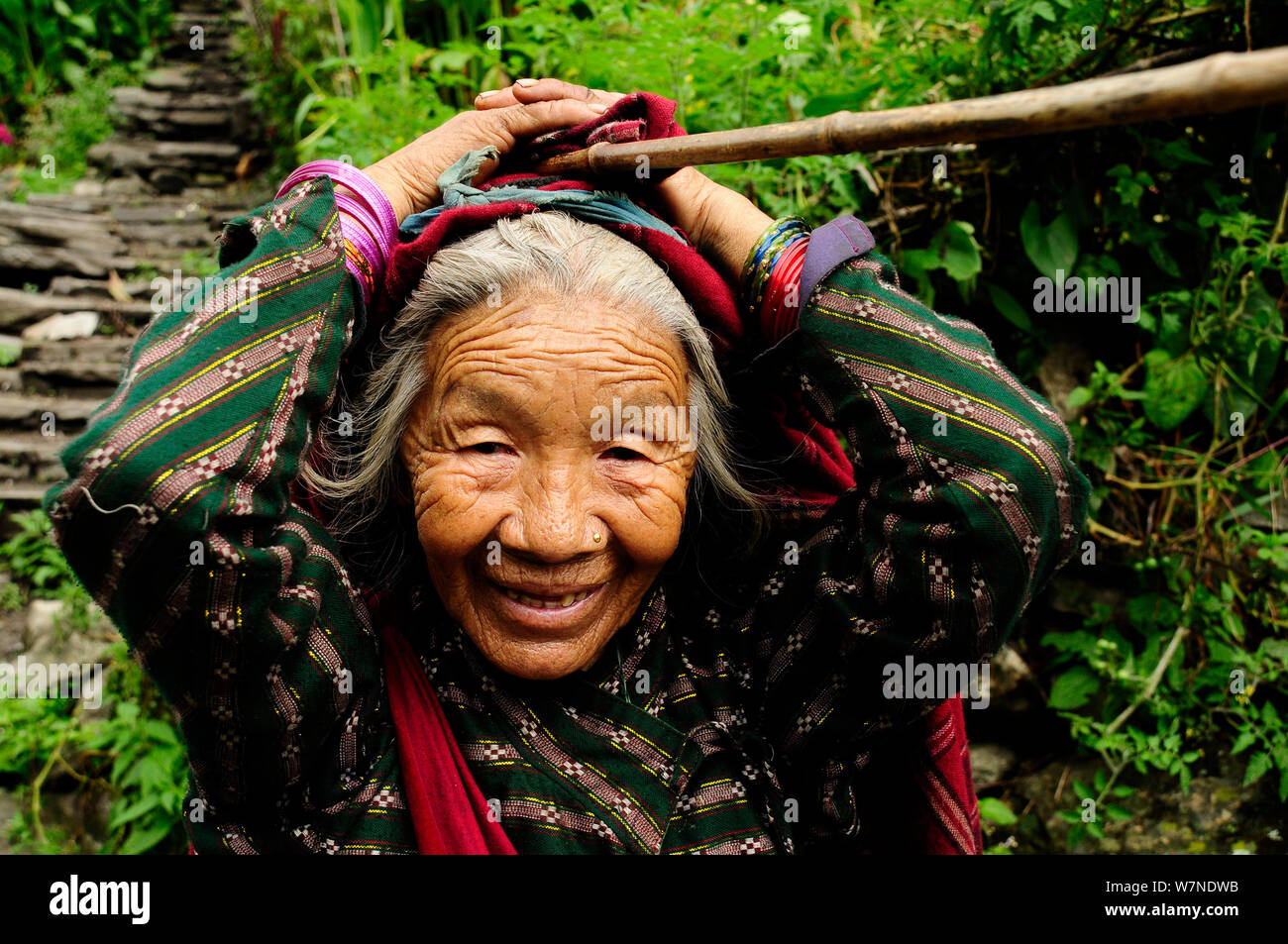 Alte Frau in der budhi Gandaki River Valley. Manaslu Conservation Area, Himalaya, Nepal, Oktober 2009. Stockfoto