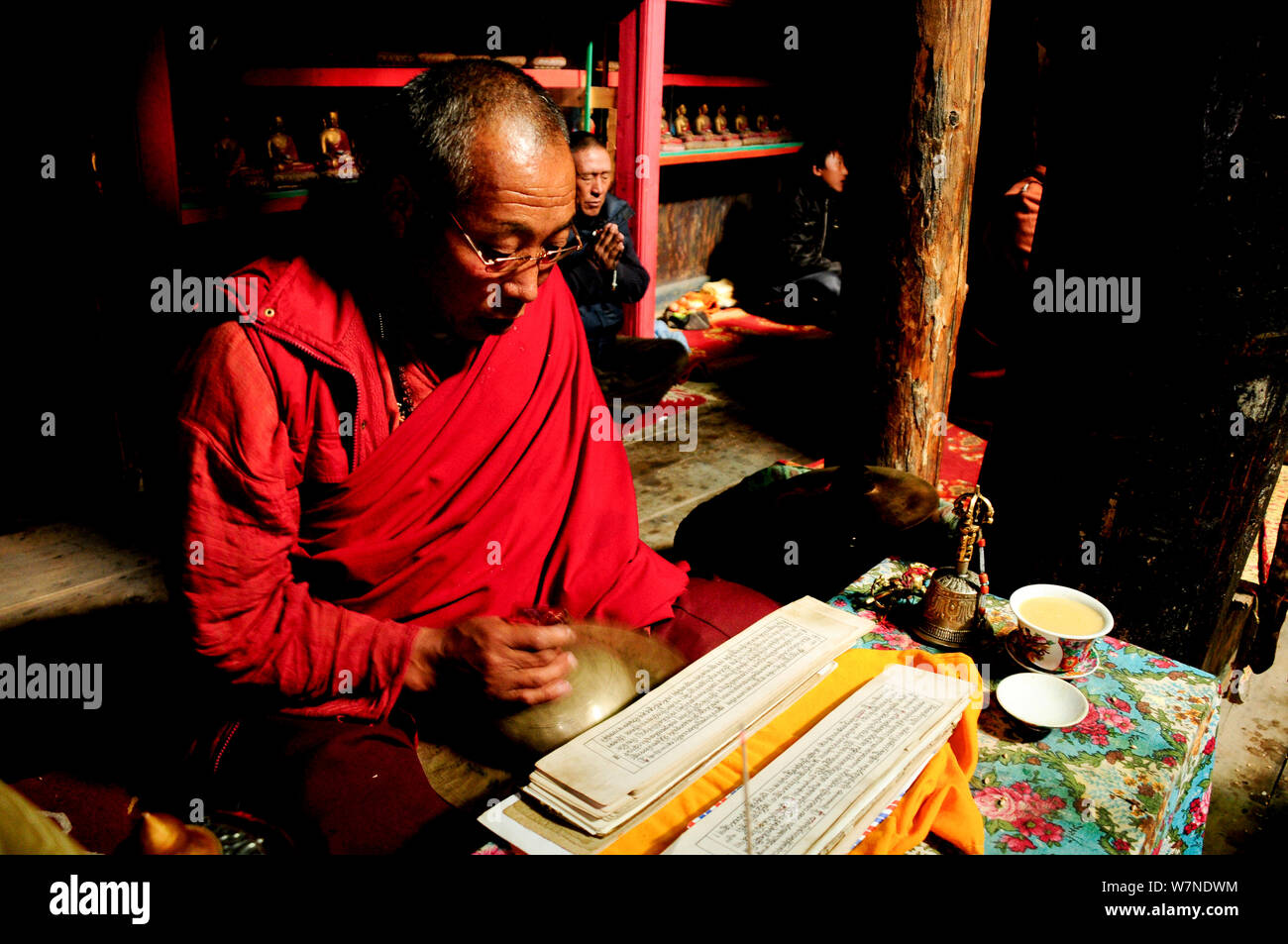 Bhojo buddhistische Kloster mit Mönch Lesen der heiligen Texte (3.500 m), Manang. Annapurna Conservation Area, Himalaya, Nepal, Oktober 2009. Stockfoto