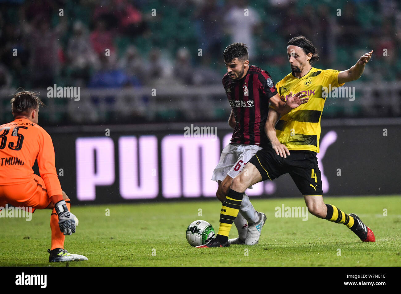 Italienische Fußballspieler Patrick Cutrone von AC Mailand, Links, Herausforderungen serbischen Fußball-Spieler Neven Subotic Borussia Dortmund während der Guangzhou Stockfoto