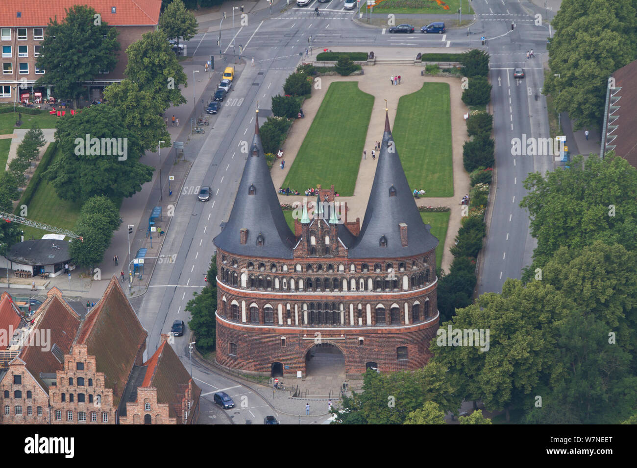 Luftaufnahme von Holstentor, Lübeck, Schleswig-Holstein, Deutschland, Juli 2012 Stockfoto