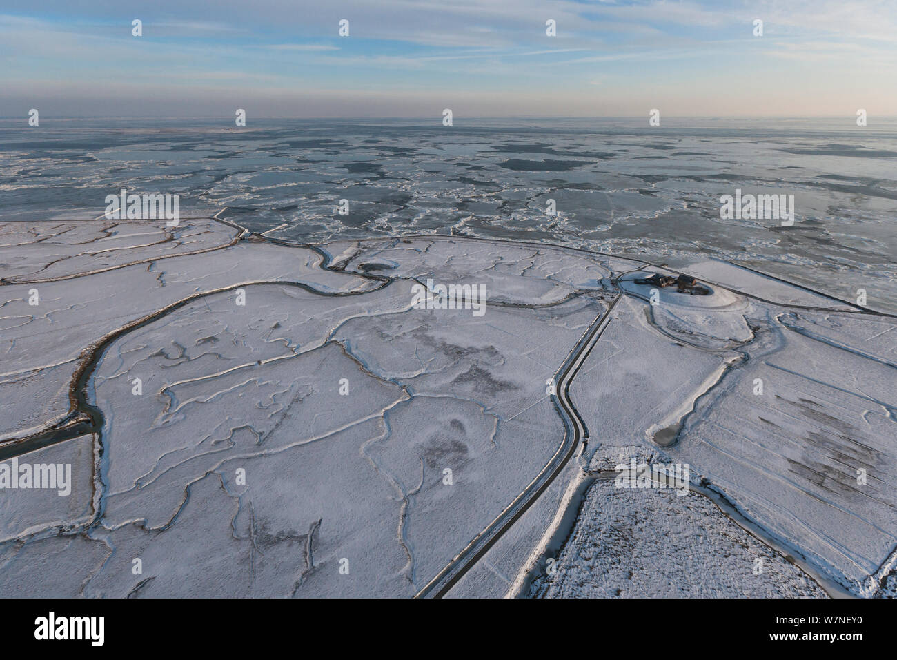 Luftaufnahme der Insel Neuwarft auf der Hallig Nordstrandischmoor, im Winter mit Schnee und Eis auf dem Wattenmeer Nationalpark, Schleswig-Holstein, Nordsee, Deutschland, Februar 2012 Stockfoto