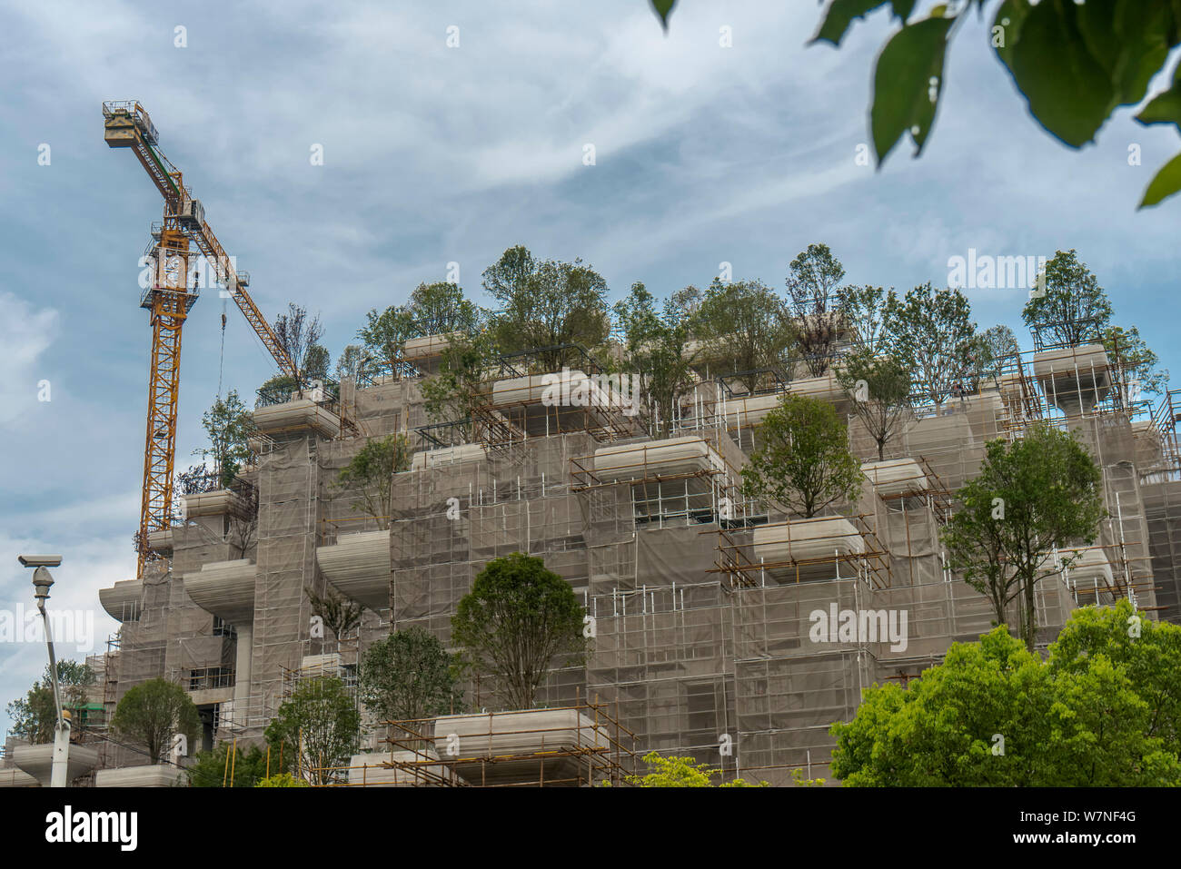 Hochhäuser mit Terrassen in verschiedenen Höhen, betitelt als die Hängenden Gärten von Babylon, dargestellt an der Baustelle eines Business Stockfoto