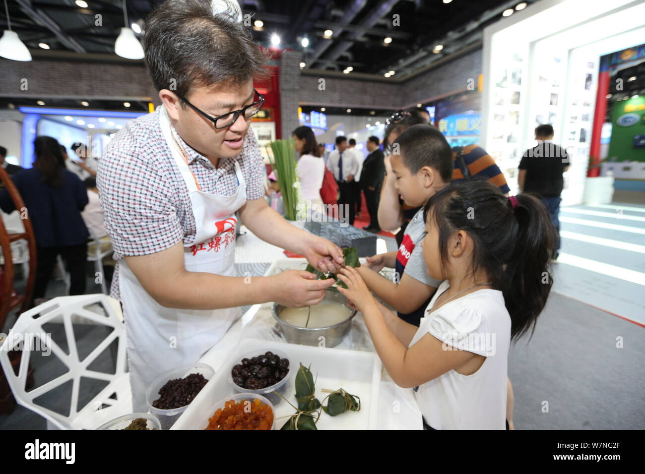 ---- Leute besuchen die China Peking Internationale Messe für den Handel mit Dienstleistungen (CIFTIS) im China National Convention Center in Beijing, China, 29. Mai Stockfoto